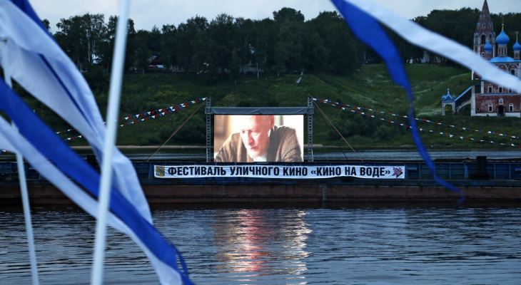 Кино с баржи показали жителям Ярославской области