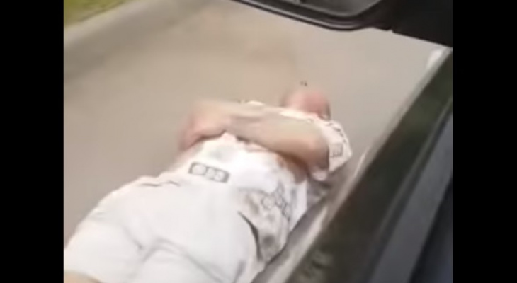 «Я еще живой»: мужчина скрестил руки и лег под машины в Ярославле