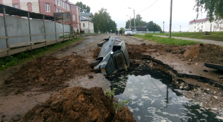 Вода хлынула в салон: 