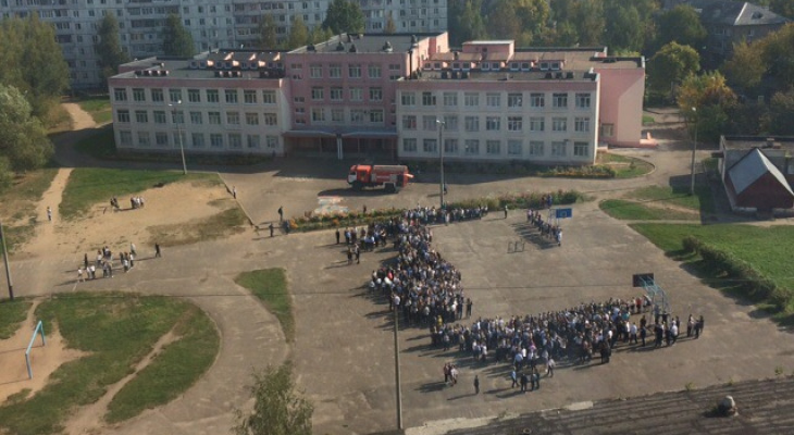 Сотни детей на улице: в Брагино эвакуировали несколько школ