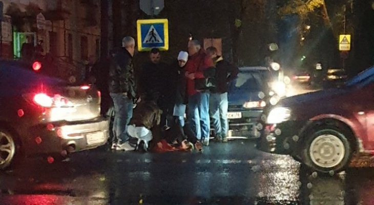 Толпа склонилась над ней: женщина попала под колеса иномарки в Ярославле
