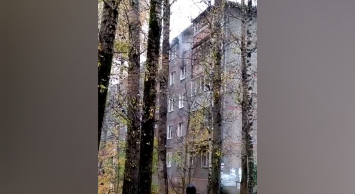 Пластик плавился в белом дыму: в Брагино горит квартира. Видео
