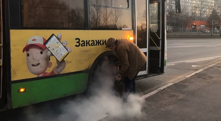 Людей эвакуировали из дымящегося автобуса в Ярославле