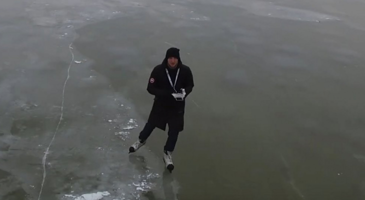 Рыбы уплывали в панике: ярославец снял озеро под прозрачным льдом. Видео
