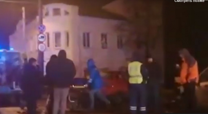 Его увезли на носилках: подробности ночного ДТП в Ярославле