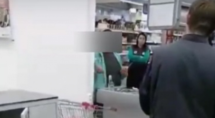 Раскидала товар и начала петь: видео скандала в ярославском магазине