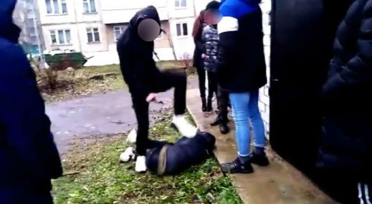 Бил ногами в голову: жестокое избиение подростка сняли на камеру под Ярославлем
