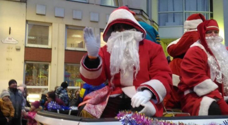 Чернокожий и на ходулях: главный Дед Мороз возглавил шествие 2020 коллег в Ярославской области