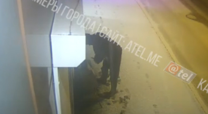 Обливал стену бензином: мужчина поджег здание в Рыбинске