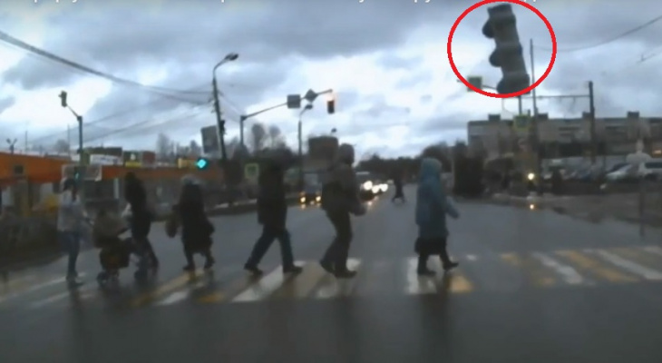 «Светофор-убийца» падает на людей в Ярославле. Видео