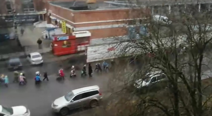Вывели малышей на дорогу: видео с ярославскими школьниками осудили в сети