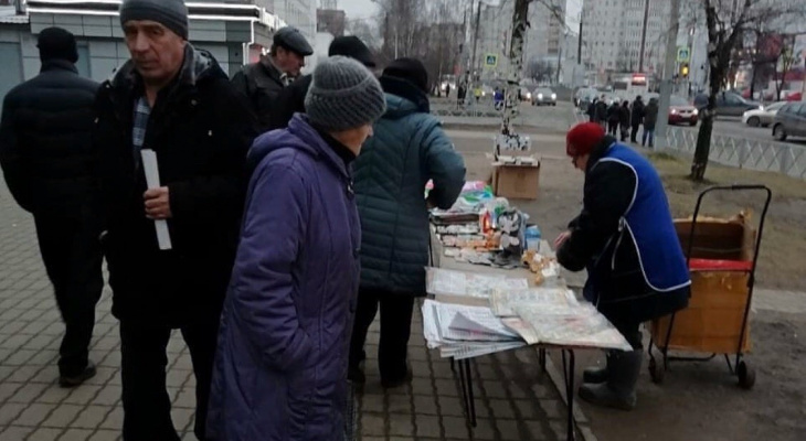 Продавали, чтобы кушать: плачущих бабушек разогнали с рынка в Ярославле