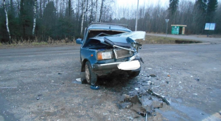 Удар пришелся на водителя: страшные кадры смертельной аварии под Ярославлем