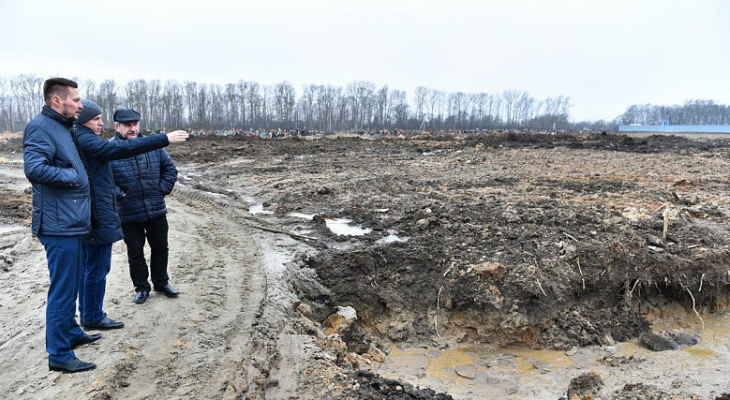 «Шли за гробом матери по колено в грязи»: ярославцам пообещали ремонт дороги на Осташинском кладбище