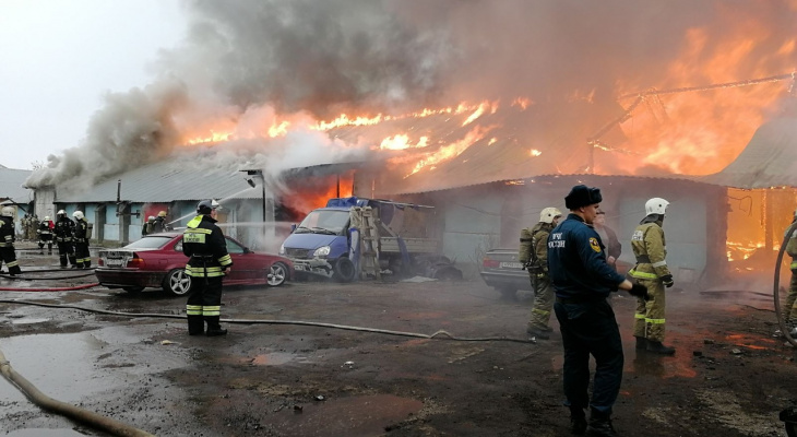 Провалился с крыши головой вниз: пожарный пострадал во время ЧП в Ярославле