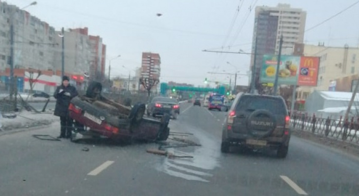 "Дорога была ледяная": авто опрокинулось на "встречке" в Ярославле. Видео