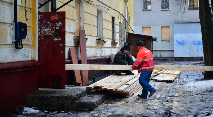Один этаж - сгорел, другой - затопили: ярославцев вернут в старый, обугленный дом