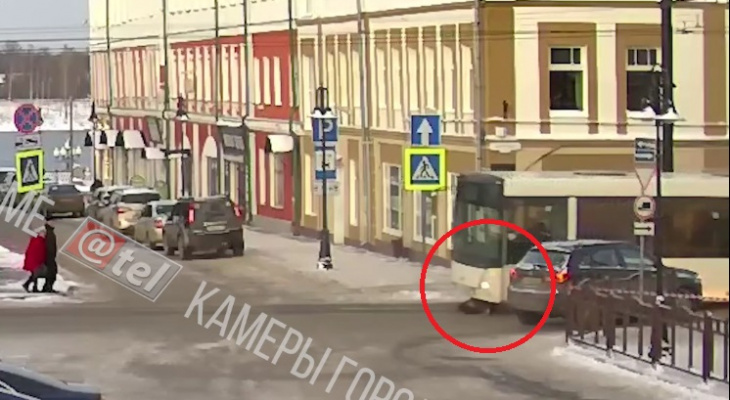 Тащило под автобусом: ярославцы винят в смерти девочки лед на дорогах. Видео