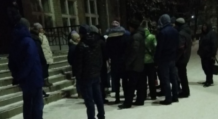 Занимают очередь ночью: родители штурмуют школы в Ярославле