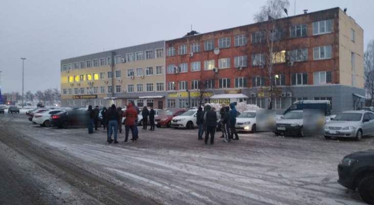 "Условия нечеловеческие": десятки таксистов устроили бунт в Ярославле