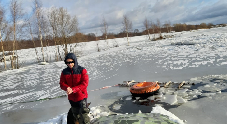 Пес жался к хозяину и скулил: ярославец застрял с питомцем на льдине посередине Волги