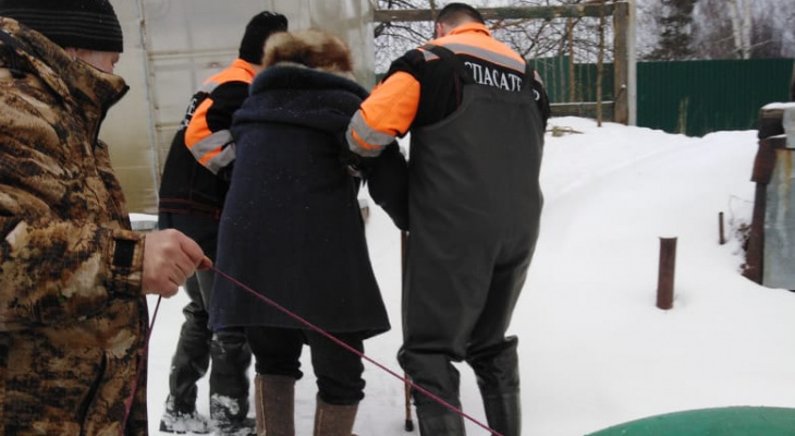 Потоп в Ярославле: спасатели эвакуируют жителей на лодке. Кадры