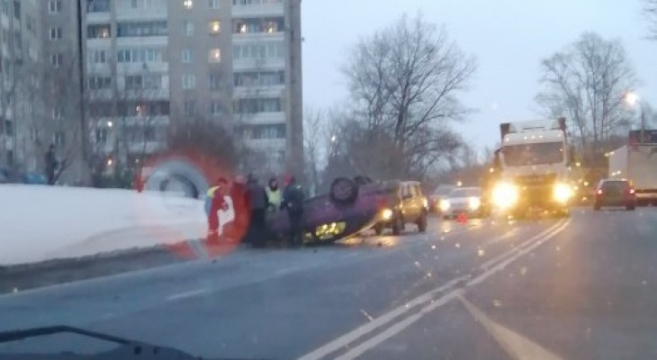 Повис вниз головой: авто на скорости перевернулось в Ярославле