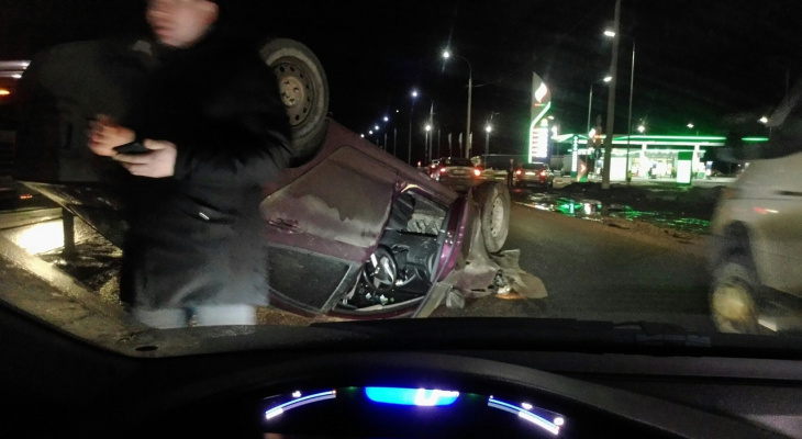 "Объезжал ямы": видео ДТП с опрокинувшимся авто на окружной в Ярославле