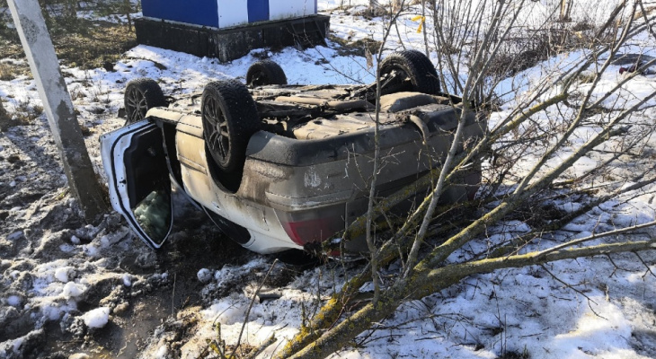 Запуталась в ямах: машина перевернулась на трассе под Ярославлем