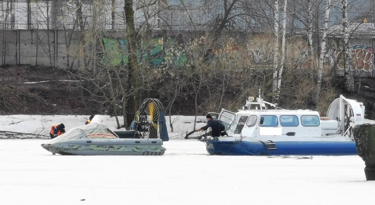 Три малыша на ломанном судне: восемь человек эвакуировали спасатели в Ярославле