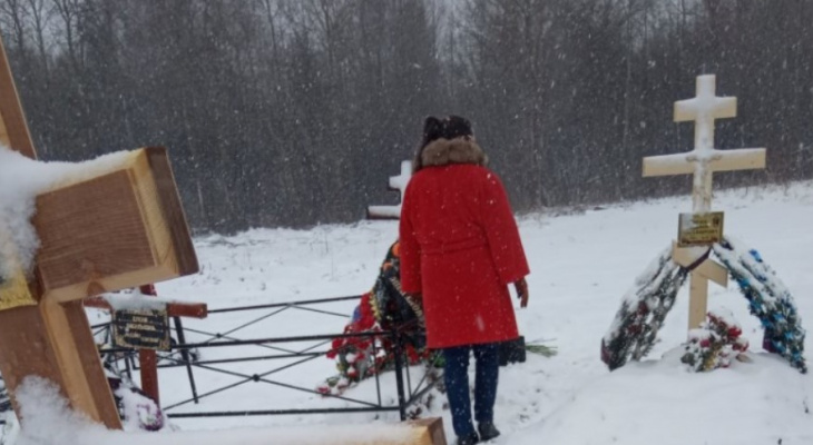 "В могилах дыры": власти рассказали, что будут делать с провалами на кладбище Ярославля