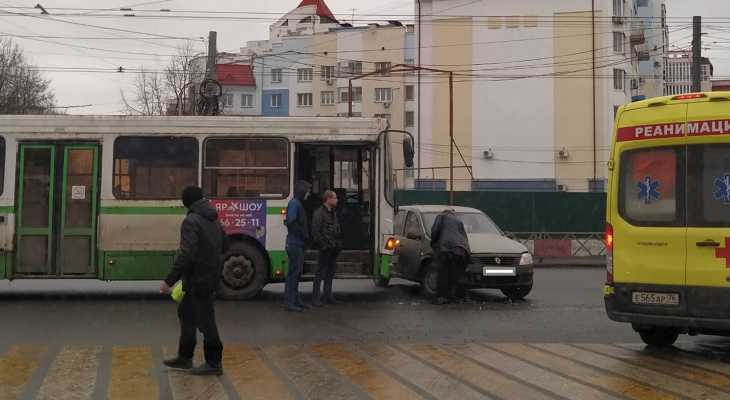 Вывернула под колеса: женщина-водитель пошла на таран пассажирского автобуса в Ярославле