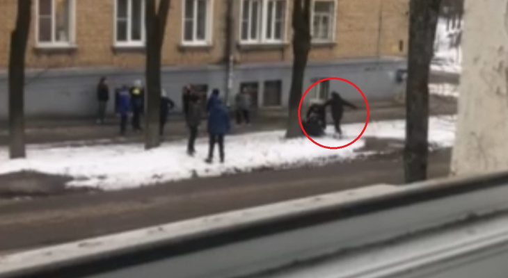 Папу пинали по ребрам: видео драки из-за школьницы, избившей подруг в Ярославле