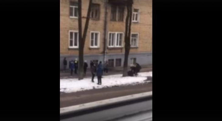 Пинали ногой в голову: видео драки из-за девочки, избившей подруг, ужаснуло ярославцев