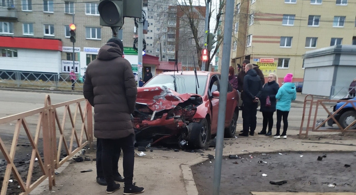 «Летел под сотку и задел женщину»: видео жуткого ДТП в Ярославле