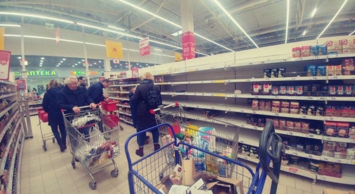«Не будьте стадом»: в Ярославле высмеивают покупателей, сметающих прилавки из-за паники
