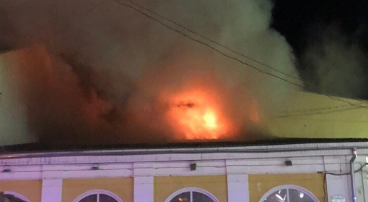 Бежали из баров из-за столба дыма: горит кафе в центре Ярославля