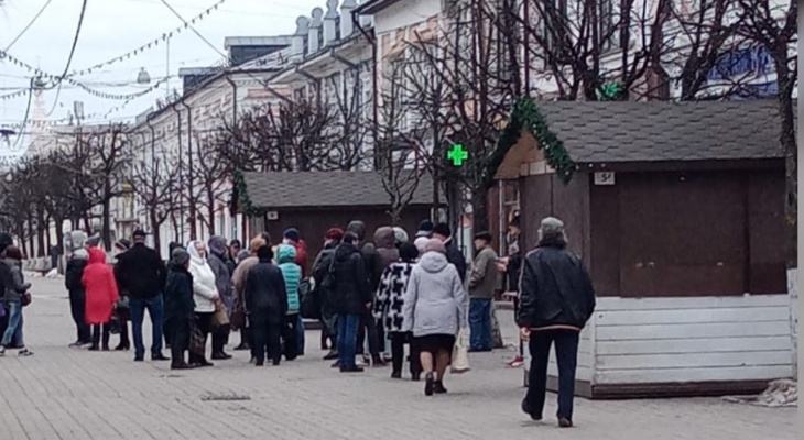 Толпа людей в центре города: зачем ярославцы выстроились в очередь на улице Кирова