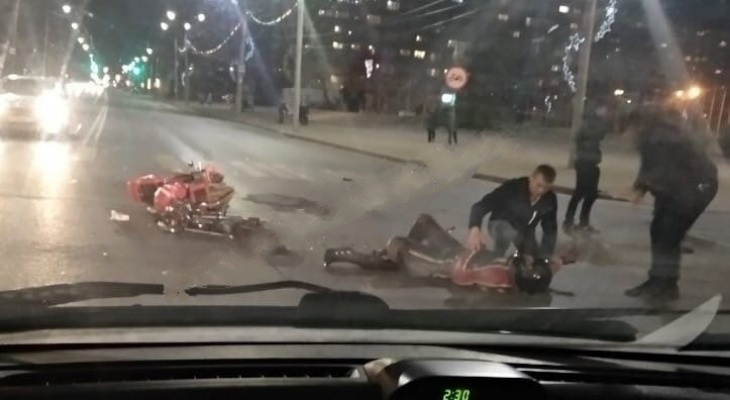 Пытались снять шлем: видео жесткой аварии с мотоциклистом под Ярославлем