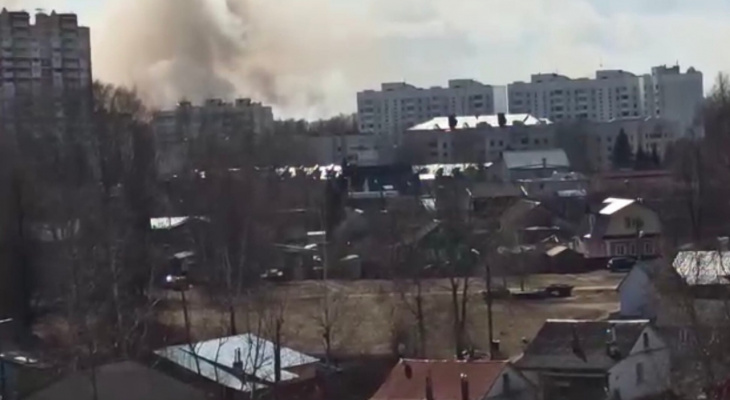 Столб серого дыма над городом: что горит в Ярославле