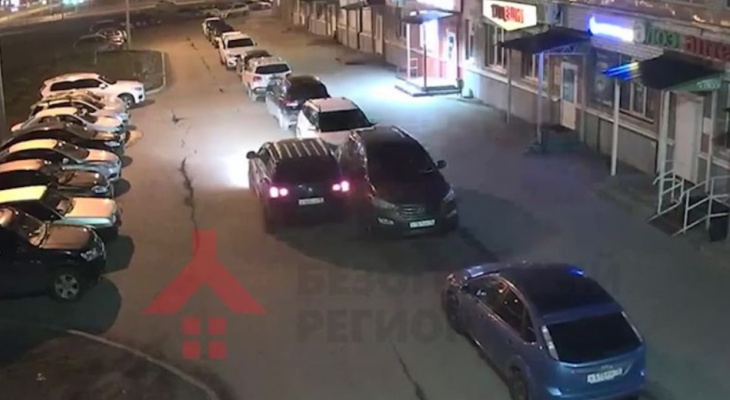 Таранил припаркованные авто: водитель скрылся с места ДТП в Ярославле. Видео