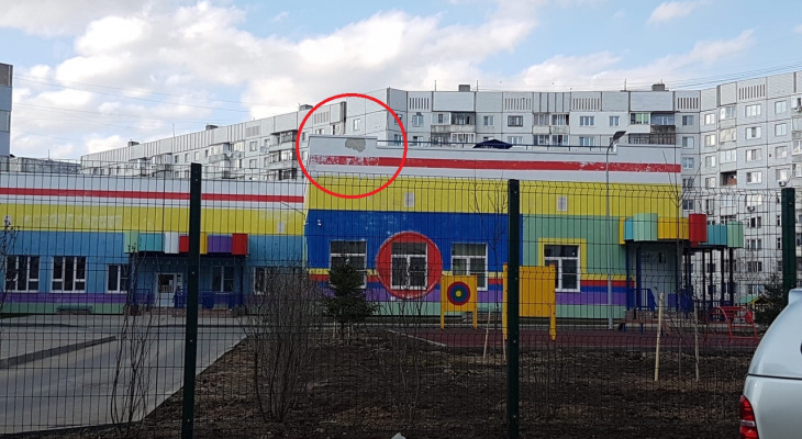 Фасад обвалился до открытия: ярославцы устроили скандал из-за нового детского сада в Брагино