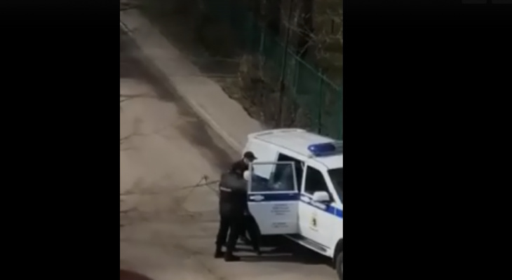 Трое полицейских задержали буйную бабушку в Ярославле: что случилось на самом деле