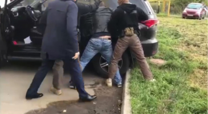 Взяли в машине: видео задержания московского адвоката в Ярославле