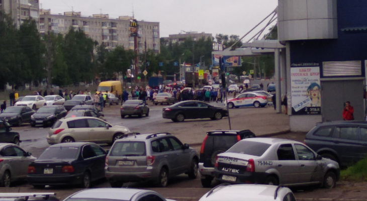 Толпы выгнали на улицу: что случилось в ТЦ Ярославля