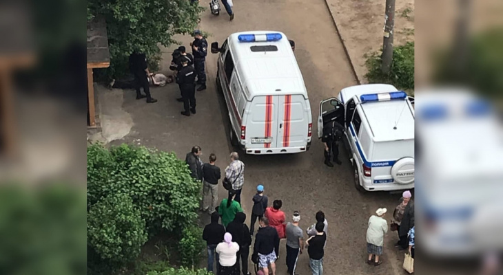 Заперся в квартире и вырвал газовый шланг: из-за буйного соседа спецслужбы окружили дом в Ярославле