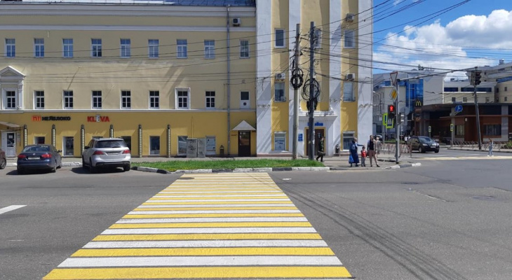Прямиком в клумбу: необычная "зебра" появилась в Ярославле