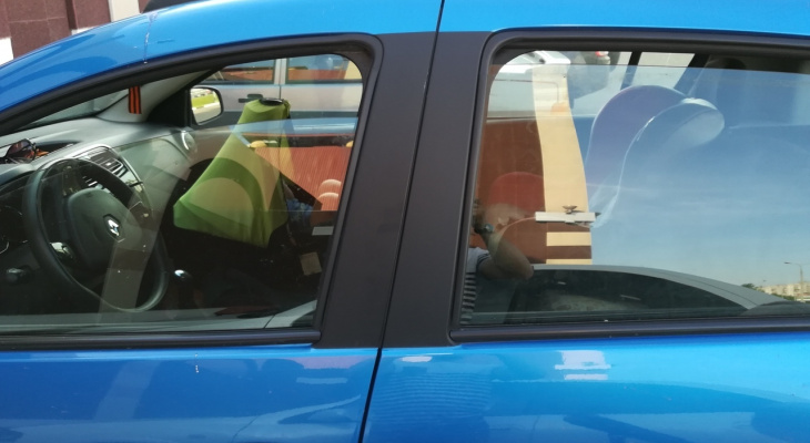 В Ярославле мать бросила в 30-градусную жару двоих малышей в запертой машине