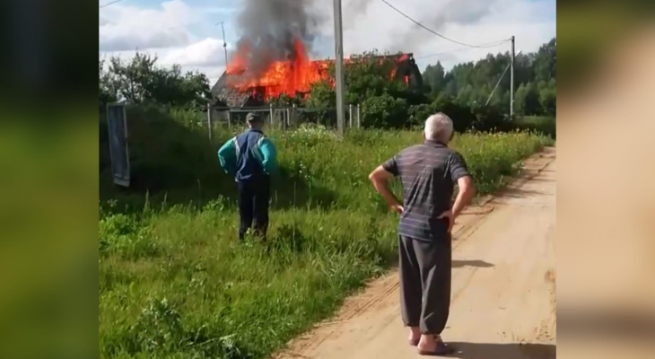 «Беги из дома, мама»: видео страшного пожара в Ярославле