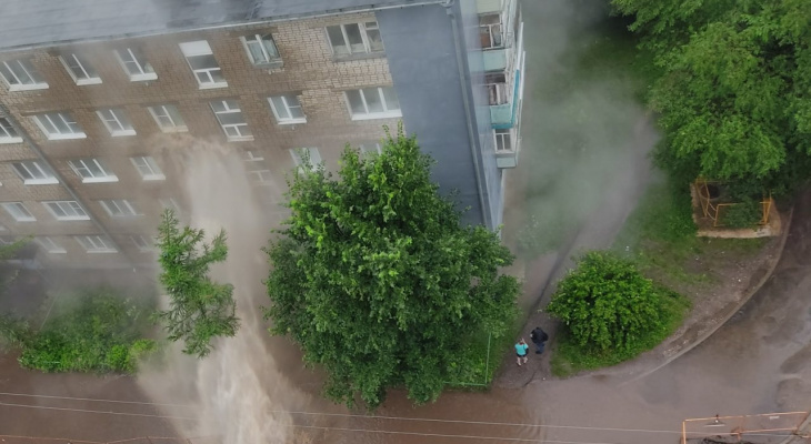 Кипяток бил в стекла: в Брагино рвутся трубы с горячей водой. Видео